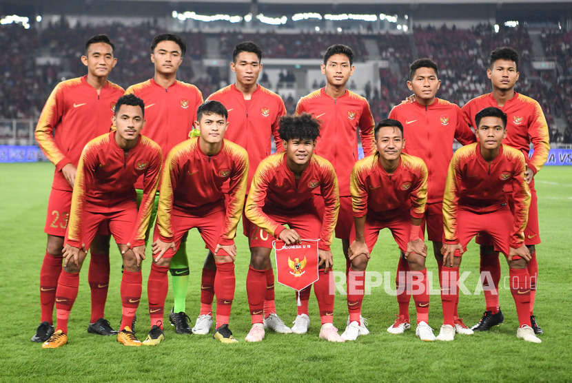 Pemain timnas Indonesia U-19 berfoto bersama sebelum bertanding melawan timnas Korea Utara U-19 pada laga lanjutan babak kualifikasi Grup K Piala Asia U-19 2020 di Stadion Utama Gelora Bung Karno, Senayan, Jakarta, Ahad (10/11/2019).