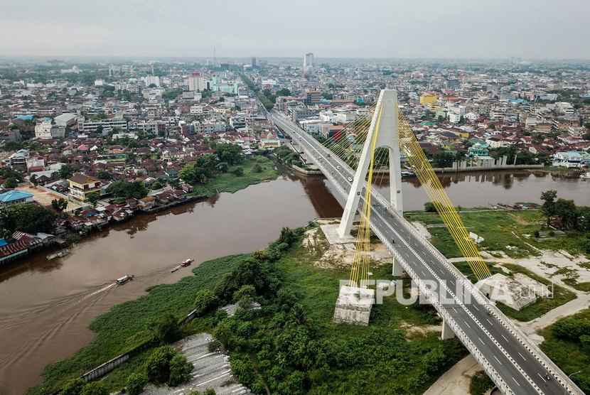 Dua kapal melintasi Sungai Siak di dekat Jembatan Siak IV di Kota Pekanbaru, Riau (ilustrasi). Pemkot Pekanbaru telah meresmikan restoran terapung atau Quantung Cruise yang dikelola bersama Pemkot dengan pihak swasta pada 3 Oktober 2020 lalu.