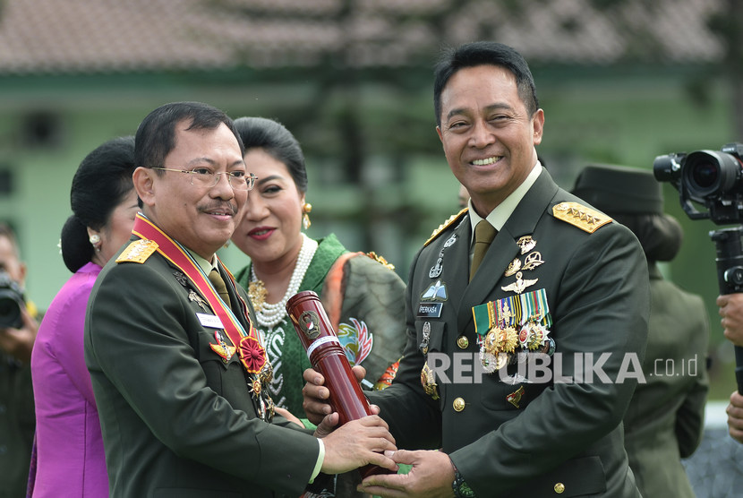 KSAD Jenderal TNI Andika Perkasa (kanan) menyerahkan piagam kepada Menkes Letjen (Purn) Terawan Putranto.