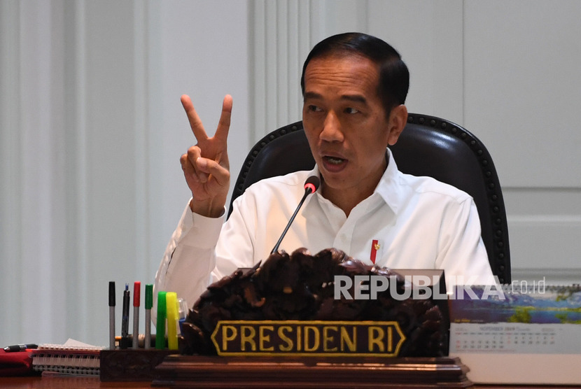 Presiden Joko Widodo memimpin rapat terbatas di Kantor Presiden, Jakarta, Senin (11/11/2019). 