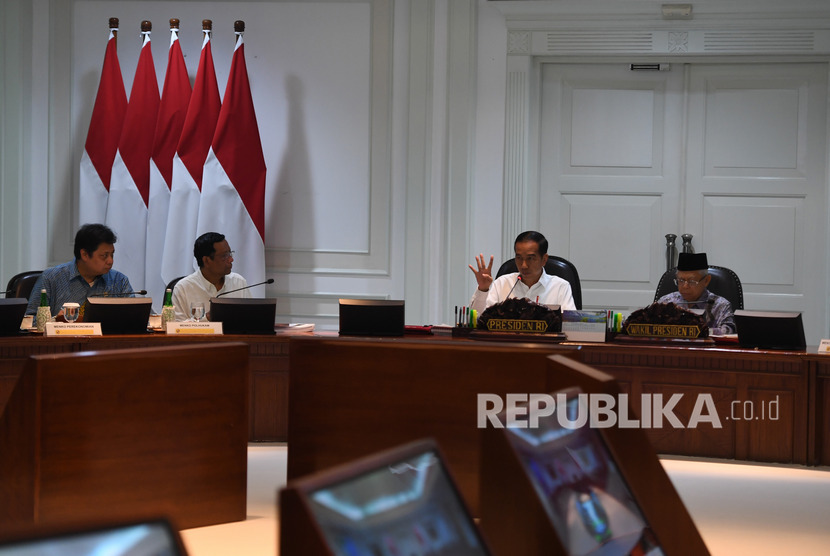 Presiden Joko Widodo (kedua kanan) didampingi Wakil Presiden Ma'ruf Amin (kanan) berpidato disaksikan Menko Polhukam Mahfud MD (kedua kiri) dan Menko Perekonomian Airlangga Hartarto (kiri) dalam rapat terbatas di Kantor Presiden, Jakarta, Senin (11/11/2019).