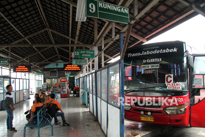 Calon penumpang menunggu keberangkatan bus di Terminal Cikarang, Kabupaten Bekasi, Jawa Barat, ilustrasi.