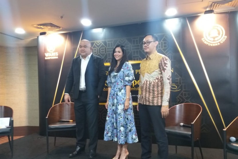CEO PT Sampoerna Gold Indonesia John Aryananda, pengusaha Loemongga Haoemasan, peneliti di INDEF Bhima Yudhistira dalam peluncuran Waris di Sampoerna Strategic, Jakarta, Senin (11/11).