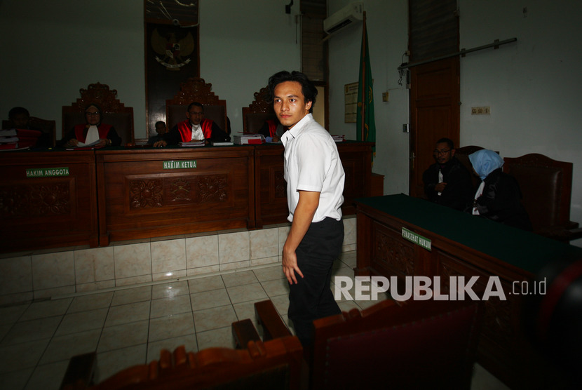 Artis Jefri Nichol bersiap menjalani sidang putusan di PN Jakarta Selatan,Jakarta, Senin (11/11/2019).
