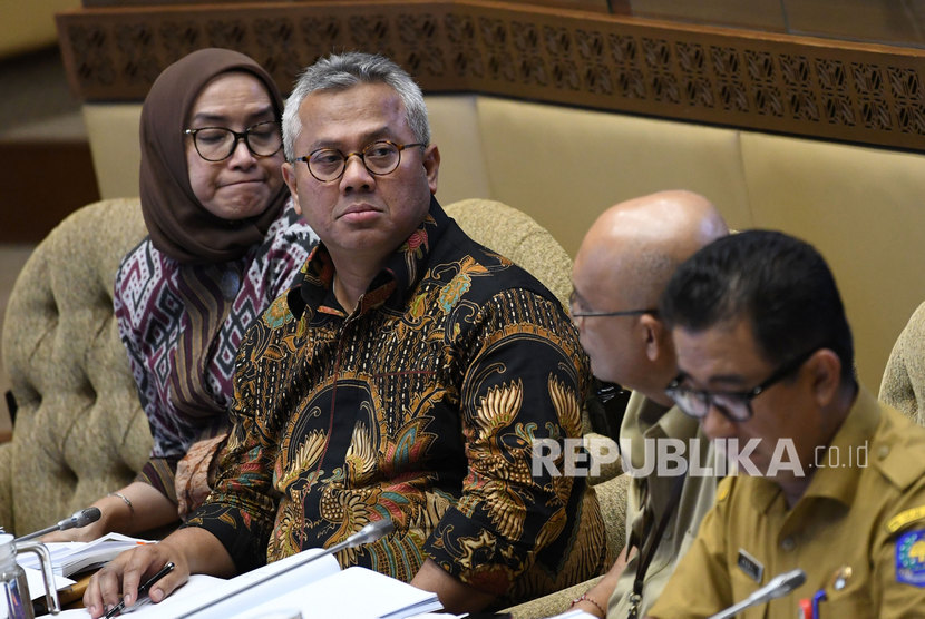 Ketua Komisi Pemilihan Umum (KPU) Arief Budiman (kedua kiri) didampingi Komisioner KPU Evi Novida Ginting (kiri) mengikuti rapat bersama Komisi II DPR di kompleks Parlemen, jakarta, Senin (11/11/2019).