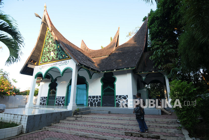Perjalanan Tuanku Imam Bonjol. Foto: Pengunjung berziarah ke kompleks makam Tuanku Imam Bonjol di Pineleng, Minahasa, Sulawesi Utara, Senin (11/11/2019). 