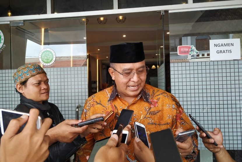 Wali Kota Tasikmalaya Budi Budiman saat diwawancara wartawan, Selasa (12/11). (Republika/Bayu Adji P )