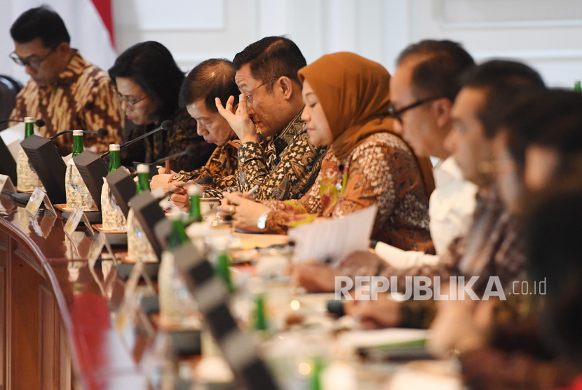 Sejumlah menteri kabinet Indonesia maju bersiap mengikuti rapat terbatas di Kantor Presiden, Jakarta, Selasa (12/11/2019).