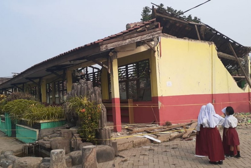 Gedung sekolah diperbaiki (ilustrasi).