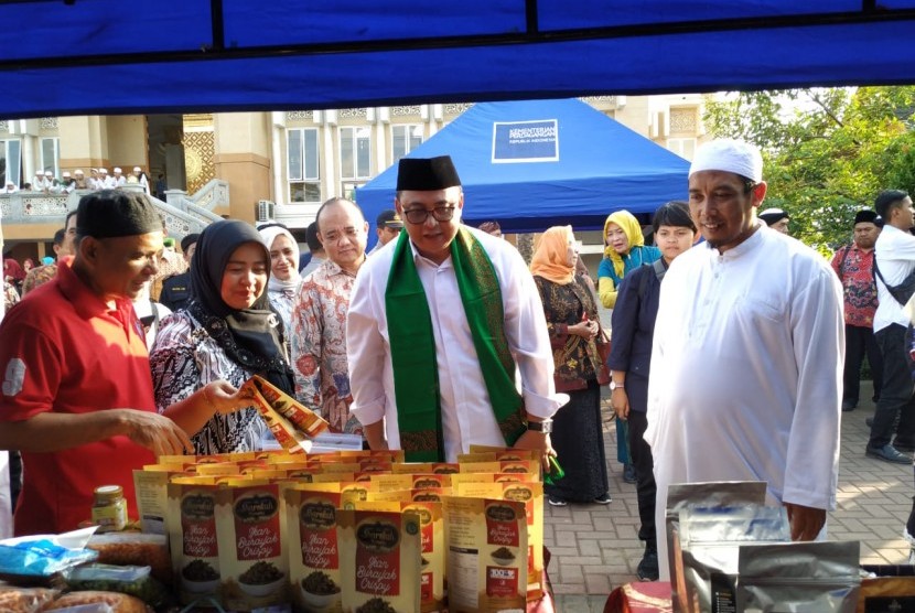 Sekretaris Menteri Koperasi dan UKM Prof Rully Indrawan (sorban hijau) melihat produk-produk pesantren yang dijajakan melalui stan di Pesantren Idrisiyyah, Kabupaten Tasikmalaya, Selasa (12/11).