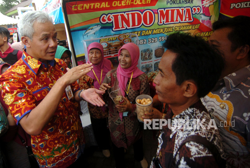Gubernur Jawa Tengah, Ganjar Pranowo (kiri). Gubernur Ganjar Pranowo ingatkan tidak pungutan untuk syarat diloloskan PNS