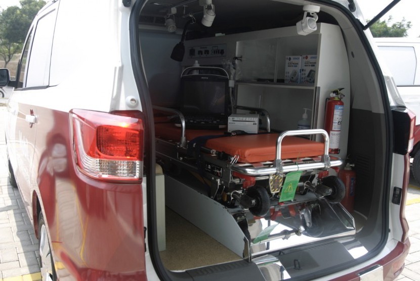 Tampak salah satu ambulans yang diserahkan Wuling Motors kepada Rumah Zakat, selasa (12/11). 