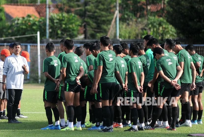 Pelatih timnas U-22 Indonesia, Indra Sjafri (kiri) memberikan arahan saat memimpin latihan belum lama ini.