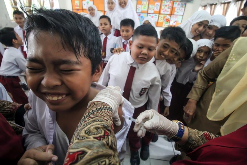 Siswa mendapatkan imunisasi difteri tetanus (DT) dari petugas pusat kesehatan masyarakat (Puskesmas). (Ilustrasi)