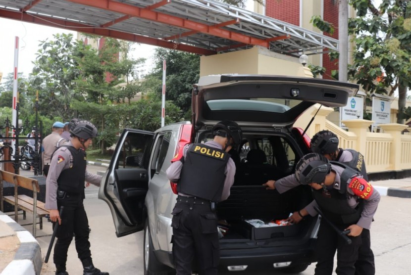 Pengamanan di Mapolda Banten diperketat usai kasus ledakan yang terjadi di Polresta Medan, Sumatera Utara, Rabu (13/11).