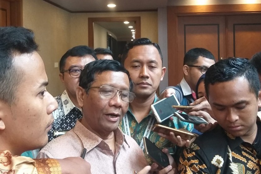 Menteri Koordinator Bidang Politik, Hukum, dan HAM (Menko Polhukam) Mahfud MD memberikan keterang pers di Sentul International Convention Center, Bogor, Rabu (13/11).
