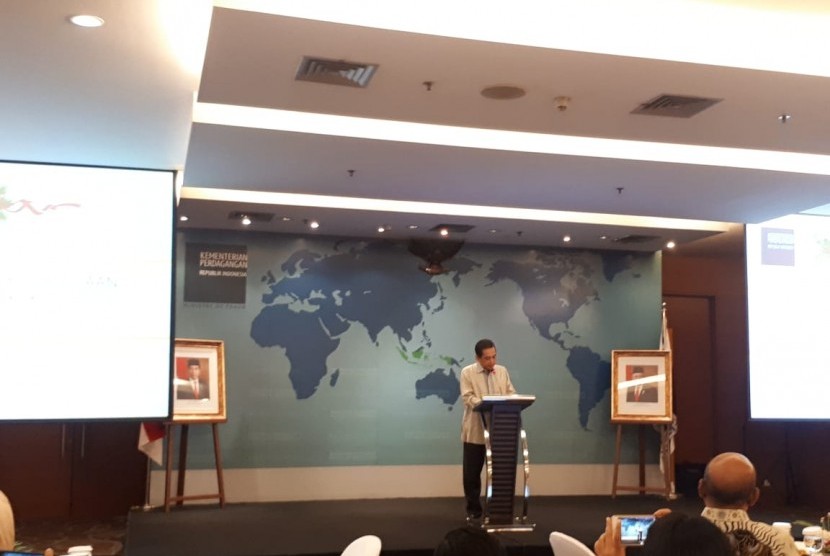 Menteri Perdagangan Agus Suparmanto menyatakan akan menjaga stabilitas harga bahan pokok jelang Natal 2019 dan Tahun Baru 2020 di Kantor Kementerian Perdagangan, Jakarta, Rabu, (13/11).