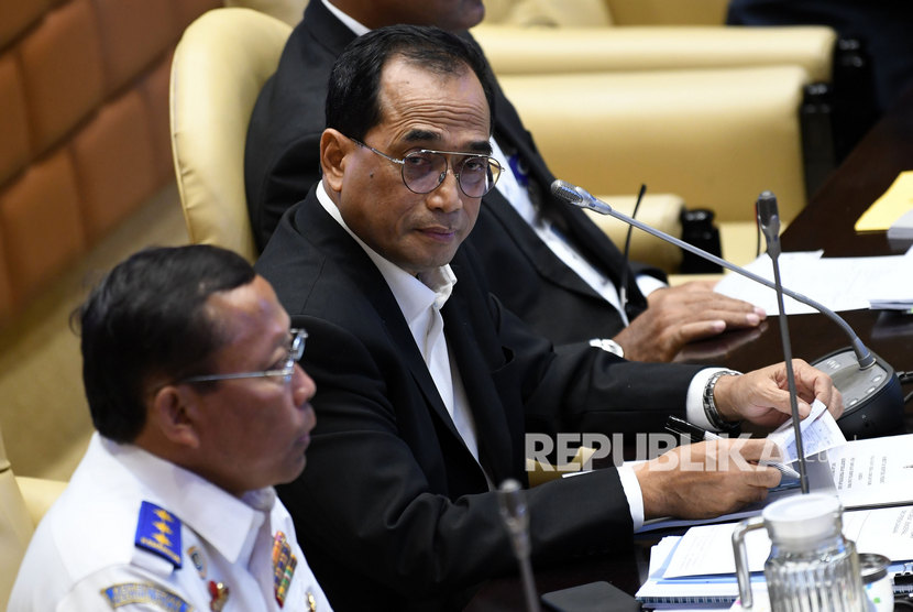 Menteri Perhubungan Budi Karya Sumadi (kanan) mengikuti rapat kerja bersama Komisi V DPR di kompleks Parlemen, Jakarta, Rabu (13/11/2019).