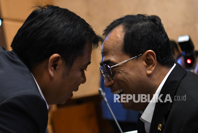 Menteri Perhubungan Budi Karya Sumadi (kanan) berbincang dengan Ketua Komisi V DPR Lasarus sebelum rapat kerja bersama di kompleks Parlemen, Jakarta, Rabu (13/11/2019).