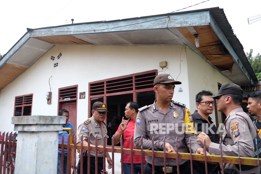 Polisi berjaga di depan rumah keluarga terduga pelaku aksi bom bunuh diri Mapolrestabes Medan, di Jalan Jangka, Gang Tenteram, Medan, Sumatera Utara, Rabu (13/11/2019).