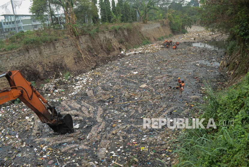 Pengerukan sampah oleh petugas Pemkot Jakarta Barat (ilustrasi)