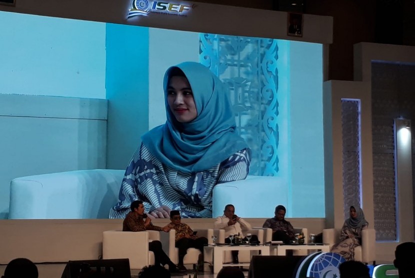 Aktris Alyssa Soebandono menceritakan pengalaman pribadinya dalam berwakaf pada acara Indonesia Sharia Economic Festival (ISEF) 2019 di Jakarta, Rabu (13/11).