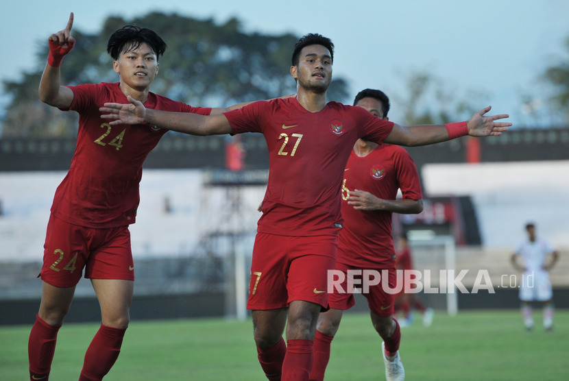 Pesepak bola Timnas Indonesia U-22 Muhammad Rafli (kedua kiri) dikabarkan cedera dalam laga melawan Singapura.