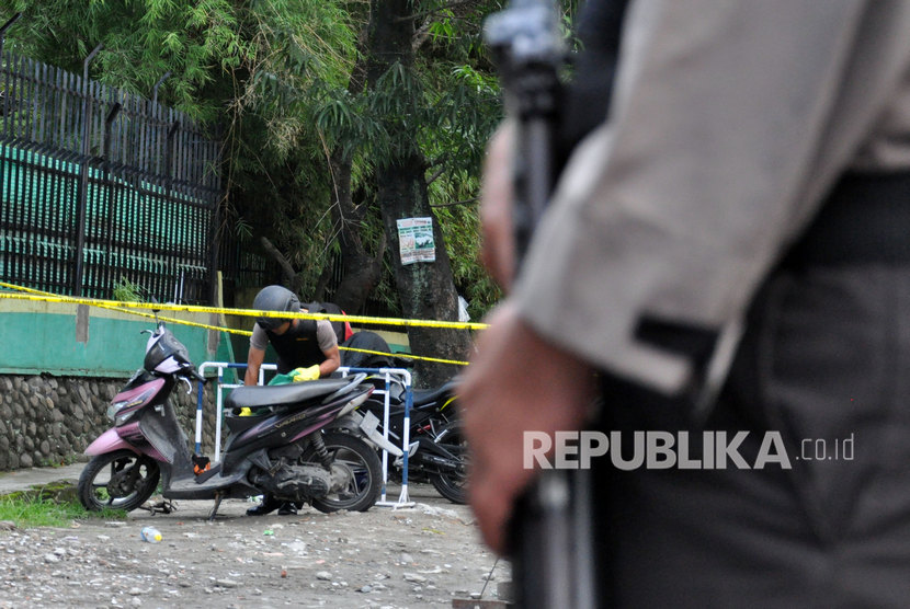 Personel penjinak bom dari Gegana Brimob Polda Sumatera Utara memeriksa sebuah sepeda motor yang diduga milik pelaku bom bunuh diri yang terparkir di depan Mapolrestabes Medan, Sumatera Utara, Rabu (13/11/2019).