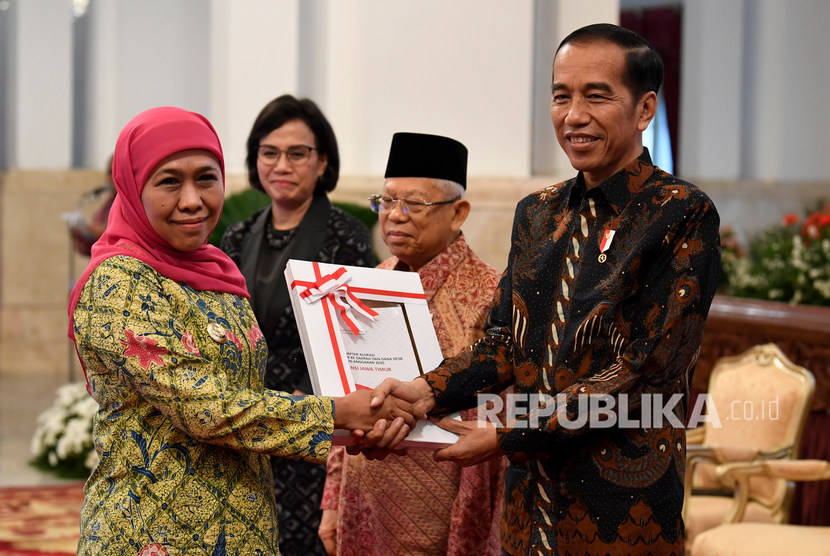 Presiden Joko Widodo bersama Gubernur Jawa Timur Khofifah Indar Parawansa.