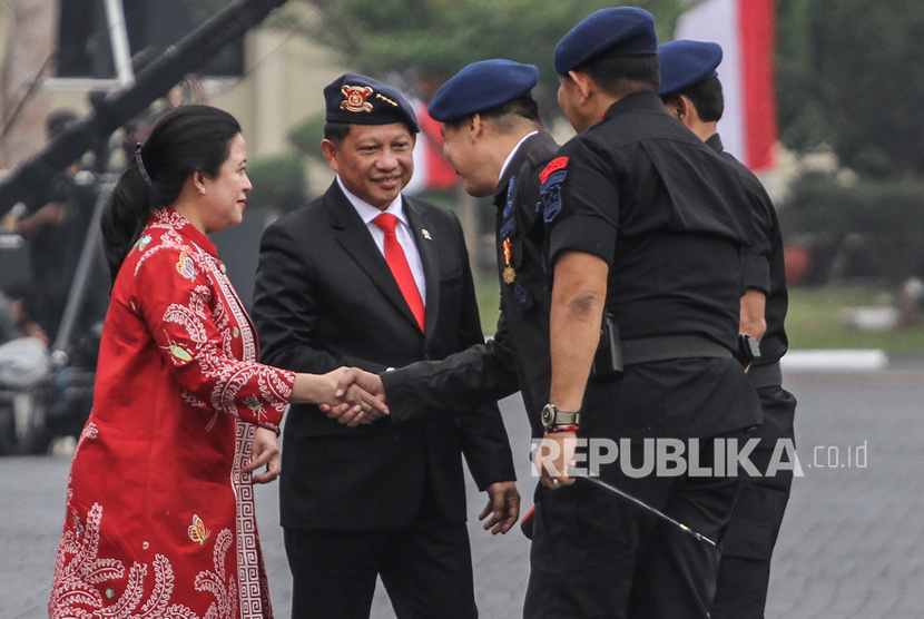 Ketua DPR Puan Maharani (kiri) bersama Mendagri yang juga Mantan Kapolri Jendral Pol (Purn) Tito Karnavian (kedua kiri) menyalami warga kehormatan Korps Brimob pada HUT ke-74 Korps Brimob di Mako Brimob, Kelapa Dua, Depok, Jawa Barat, Kamis (14/11/2019).