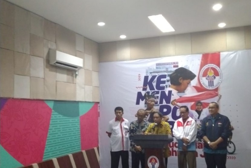 Menpora RI, Zainudin Amali (baju kuning) melakukan konferensi pers terkait SEA Games di kantor Kemenpora Jakarta, Kamis (14/11) 
