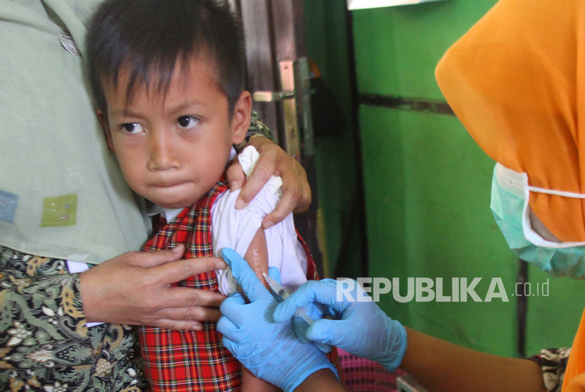 Pengurus Pusat Ikatan Dokter Anak Indonesia (IDAI) menyarankan pengaturan pelaksanaan imunisasi pada anak semasa pandemi agar anak-anak tetap bisa mendapatkan vaksinasi yang dibutuhkan. Pelaksanaan imunisasi selama pandemi dapat dilakukan dan diharapkan dapat melindungi anak dari penularan virus.