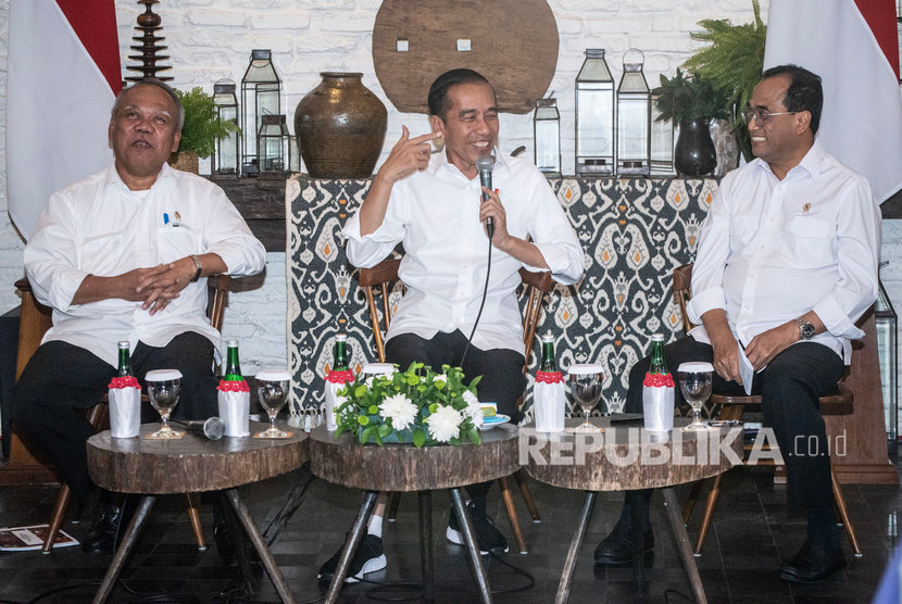 Presiden Joko Widodo (tengah) didampingi Menteri PUPR Basuki Hadimuljono (kiri) dan Menteri Perhubungan Budi Karya Sumadi (kanan) berbicara dalam diskusi Forum A1 di Jakarta, Kamis (14/11/2019). 