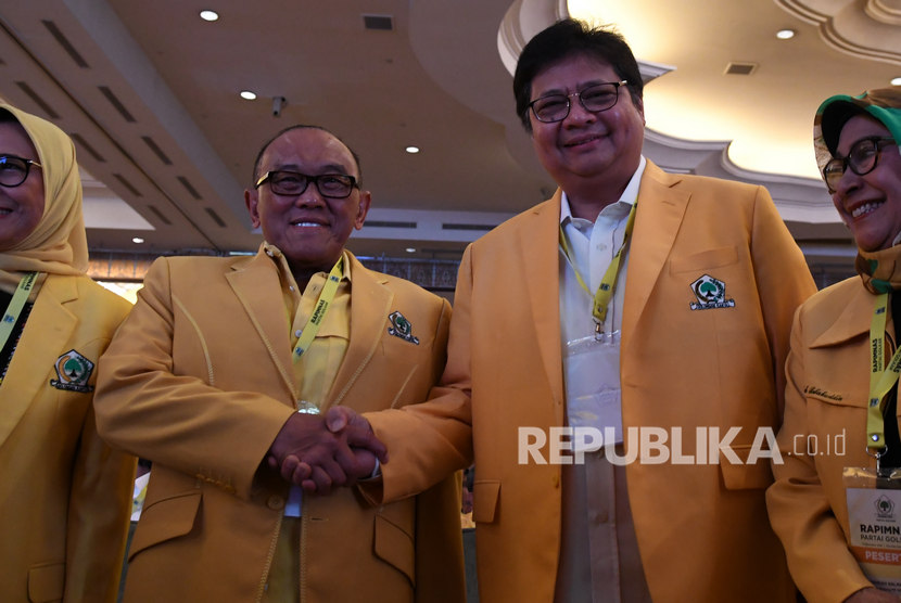 Ketua Umum Partai Golkar Airlangga Hartarto (kedua kanan) bersama  Ketua Dewan Pembina Aburizal Bakrie (kedua kiri)