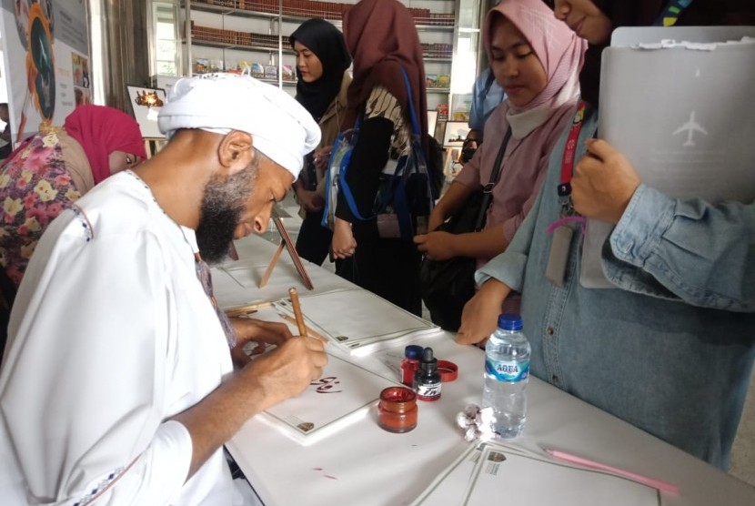 Kesultanan Oman menggelar pameran bertajuk Pesan Islam dari Oman, di Perpustakaan Nasional RI, Jakarta, Kamis (14/11). Pameran yang digelar perdana di Indonesia ini berlangsung pada 14-18 November tahun ini. 