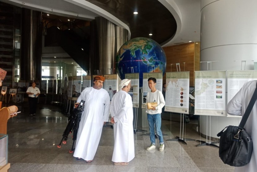 Kesultanan Oman menggelar pameran bertajuk Pesan Islam dari Oman, di Perpustakaan Nasional RI, Jakarta, Kamis (14/11). Pameran yang digelar perdana di Indonesia ini berlangsung pada 14-18 November tahun ini. 