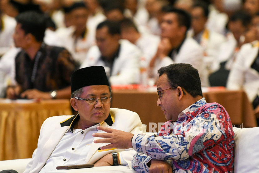 Presiden PKS Sohibul Iman (kiri) berbincang dengan Gubernur DKI Jakarta Anies Baswedan (kanan) saat pembukaan Rapat Koordinasi Nasional (Rakornas) PKS 2019 di Jakarta, Kamis (14/11/2019).