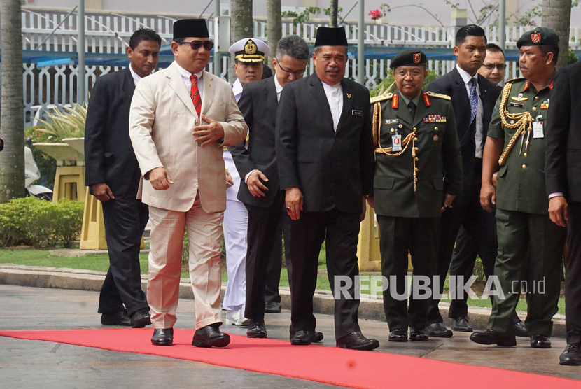 Menteri Pertahanan Prabowo Subianto (kedua kiri) berjalan bersama Menteri Pertahanan Malaysia Mohamad bin Sabu (kelima kiri) saat melakukan kunjungan ke Kementerian Pertahanan Malaysia, di Kuala Lumpur, Kamis (14/11/2019). 