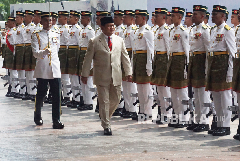 Menteri Pertahanan Prabowo Subianto memeriksa Kawalan Kehormatan Utama (KWU) dari Batalion Pertama Rejimen Tentara Melayu Diraja saat melakukan kunjungan ke Kementerian Pertahanan Malaysia, di Kuala Lumpur, Kamis (14/11/2019). 