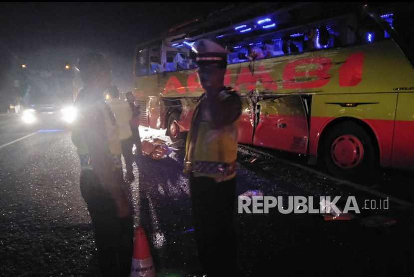 Polisi mengamankan bus Arimbi yang hancur pascakecelakaan di Jalan Tol Cipali kilometer 117 di Kabupaten Subang, Jawa Barat, Kamis (14/11/2019) dini hari.