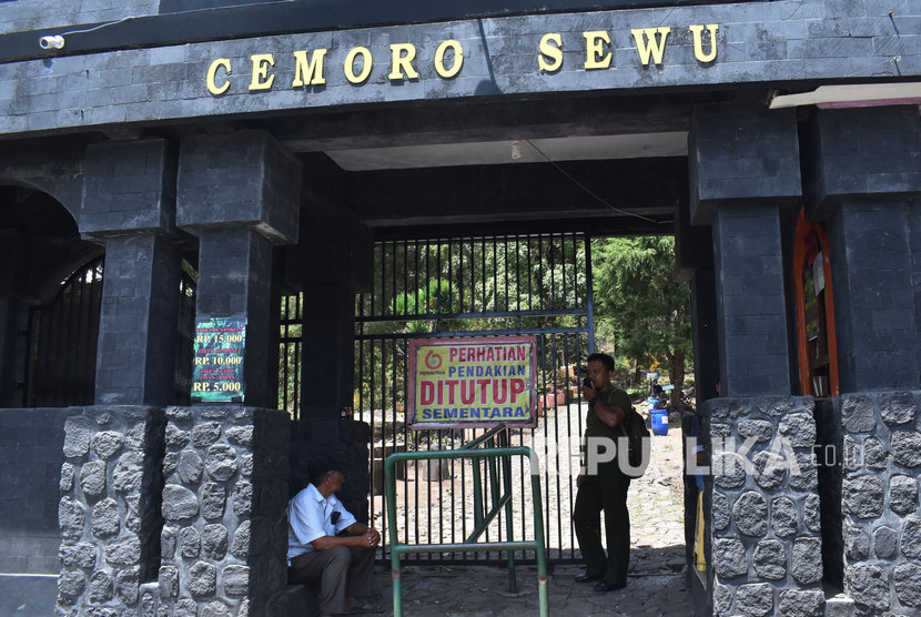 Petugas berjaga di gerbang jalur pendakian Gunung Lawu di Cemoro Sewu, Magetan, Jawa Timur, Ahad (17/11/2019). Mulai Kamis, jalur pendakian tersebut kembali dibuka.