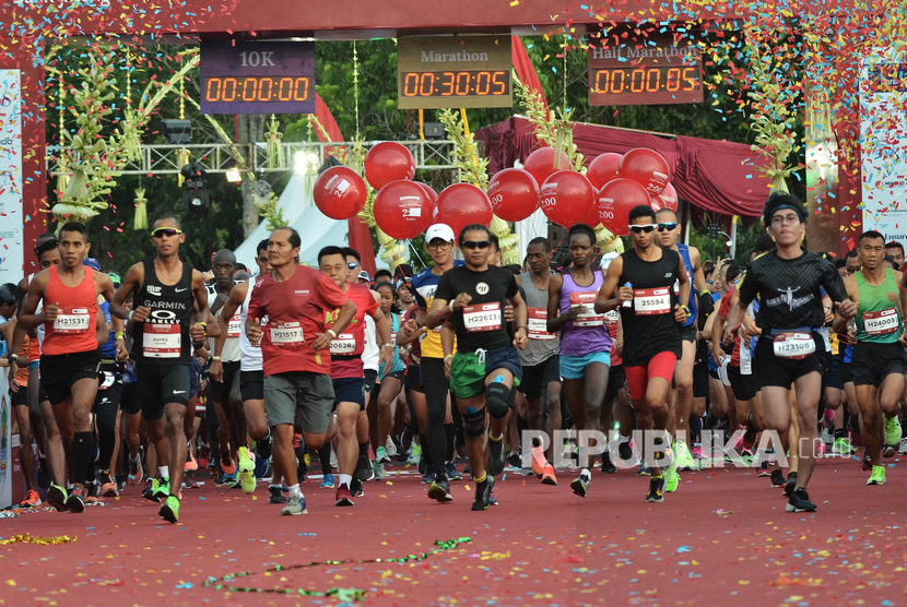 Sejumlah pelari mengikuti ajang lomba lari internasional Borobudur Marathon 2021.