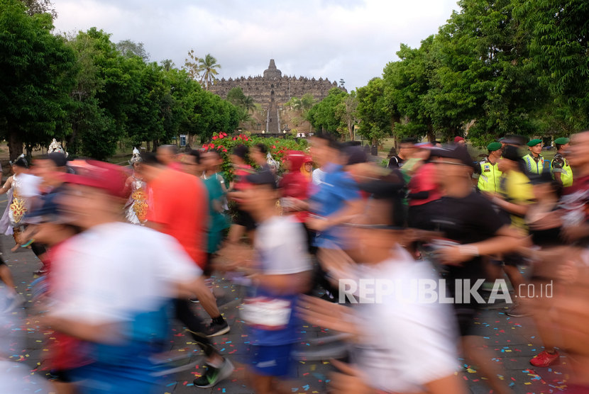 Sejumlah pelari mengikuti lomba lari internasional Borobudur Marathon 2019 di Borobudur, Magelang, Jawa Tengah, Ahad (17/11/2019).
