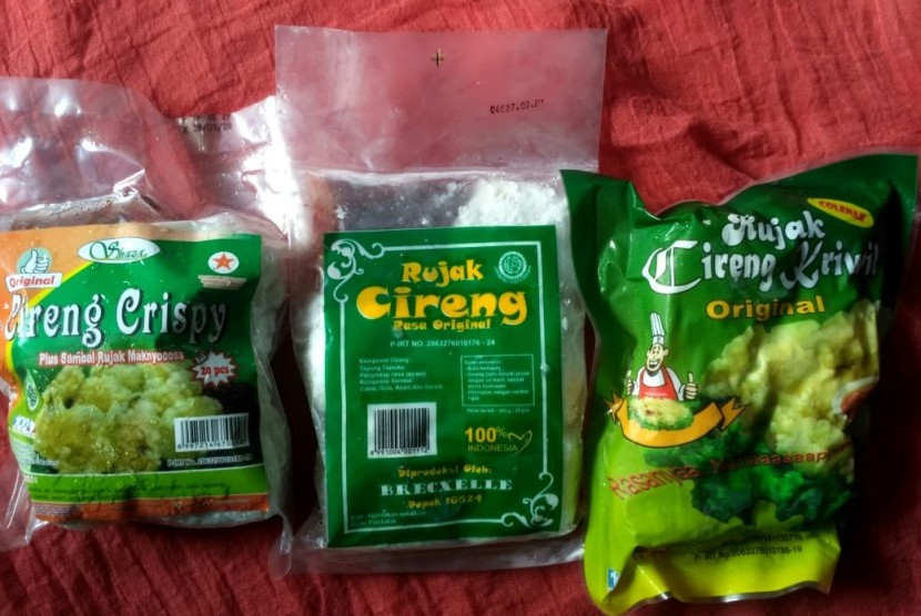 Tiga merek cireng, camilan dari tepung tapioka yang diproduksi oleh UMKM Bojongsari, Depok