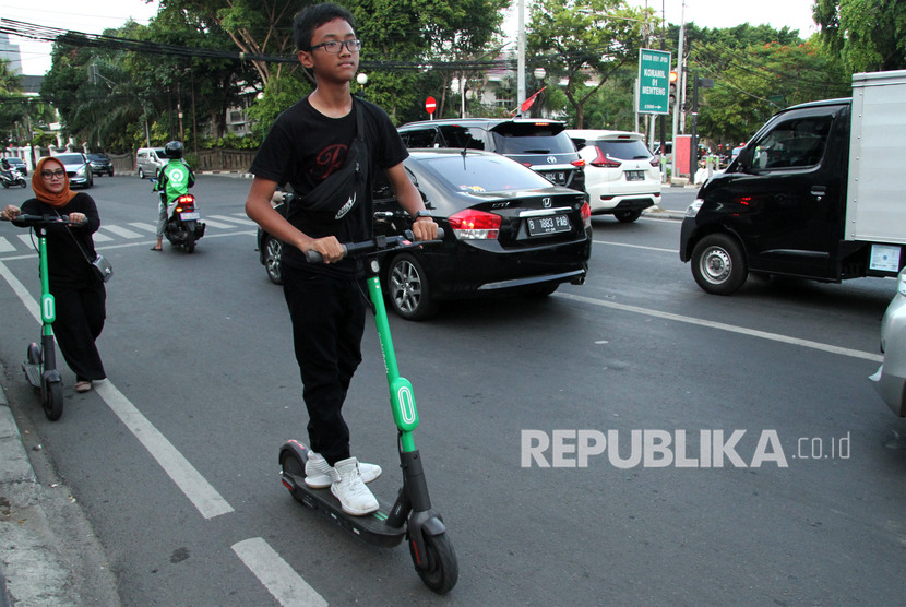 Warga memanfaatkan pelayanan sewa skuter listrik di kawasan Menteng, Jakarta, Ahad (17/11/2019).