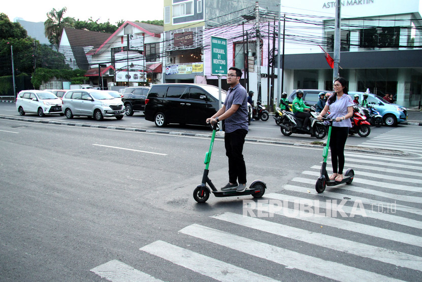 Warga memanfaatkan pelayanan sewa skuter listrik di kawasan Menteng, Jakarta, Ahad (17/11/2019).