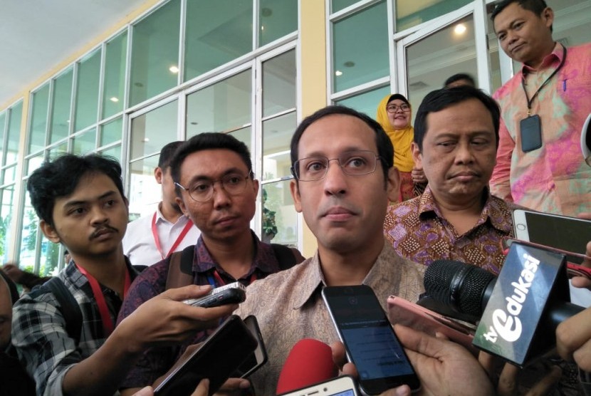 Menteri Pendidikan dan Kebudayaan, Nadiem Makarim, usai menghadiri kegiatan Apresiasi Bunda PAUD, di Balai Kartini, Jakarta, Senin (18/11). 