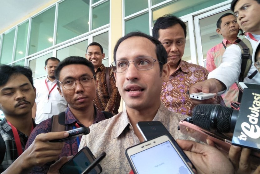 Menteri Pendidikan dan Kebudayaan, Nadiem Makarim, usai menghadiri kegiatan Apresiasi Bunda PAUD, di Balai Kartini, Jakarta, Senin (18/11). 
