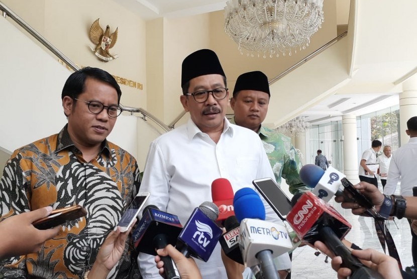 Wakil Menteri Agama Zainut Tauhid didampingi Direktur Jenderal Pendidikan Islam Kemenag Kamaruddin Amin usai rapat dengan Wakil Presiden Ma'ruf Amin, di Kantor Wapres, Jakarta, Senin (18/11).