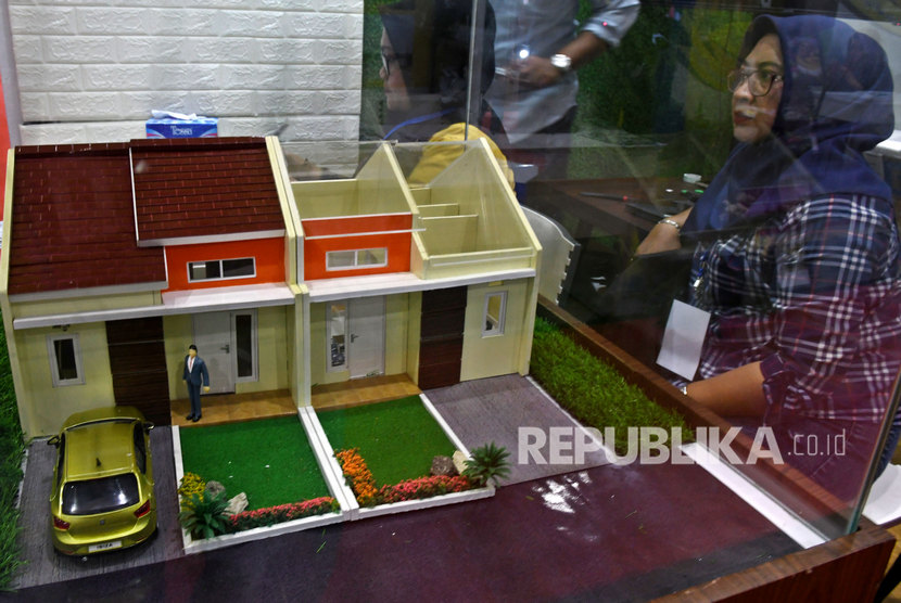 Warga mengamati maket salah satu perumahan yang ditawarkan dalam salah satu pameran properti di Jakarta, Senin (18/11/2019). 